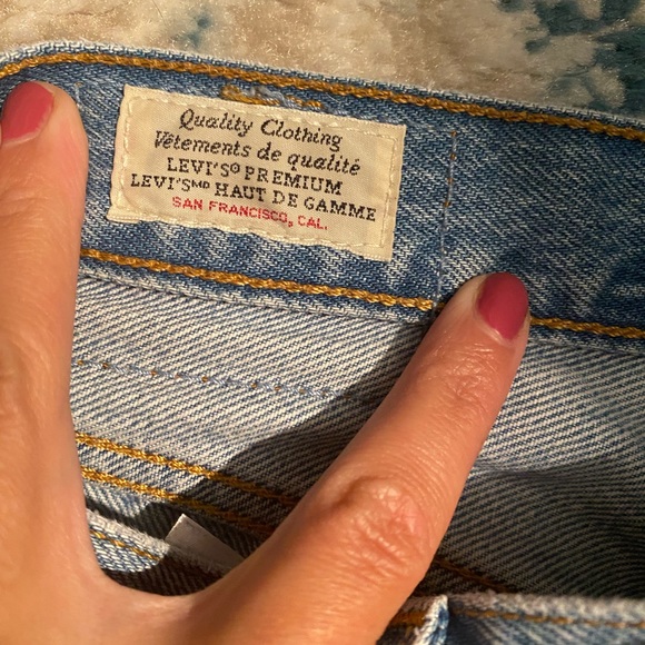 Levi 501 - medium wash 25 waist & 28 length - Picture 3 of 5